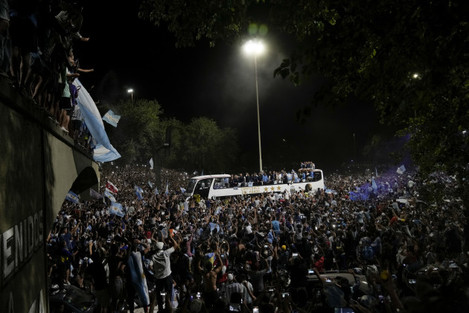 Ten of thousands welcomes Argentina off the plane ahead of official celebration 