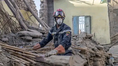 Morocco earthquake:Rescuers dig with  bare hand to seek for  survivors