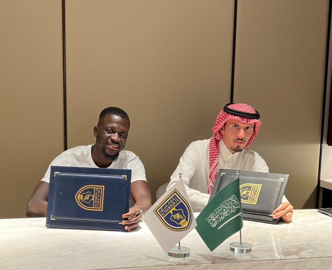 Gambian forward Musa Barrow signs a three-year deal with Al Taawoun from Serie A’s Bologna.